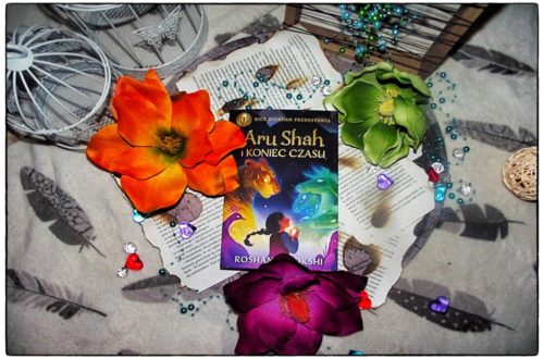 Barwna okładka Aru Shah pośród kwiatów, pereł i piór.